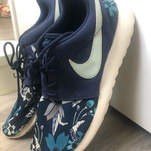 Women’s tropical Nike Roshe